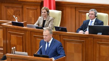 Donald Tusk a vorbit în limba română în Parlamentul de la Chişinău: „Veţi putea conta întotdeauna pe Polonia”