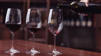 Ce vinuri bei toamna asta? Somelier: „Asocierea lor se face strict din punct de vedere culinar sau în funcție de prietenii pe care îi avem la masă”