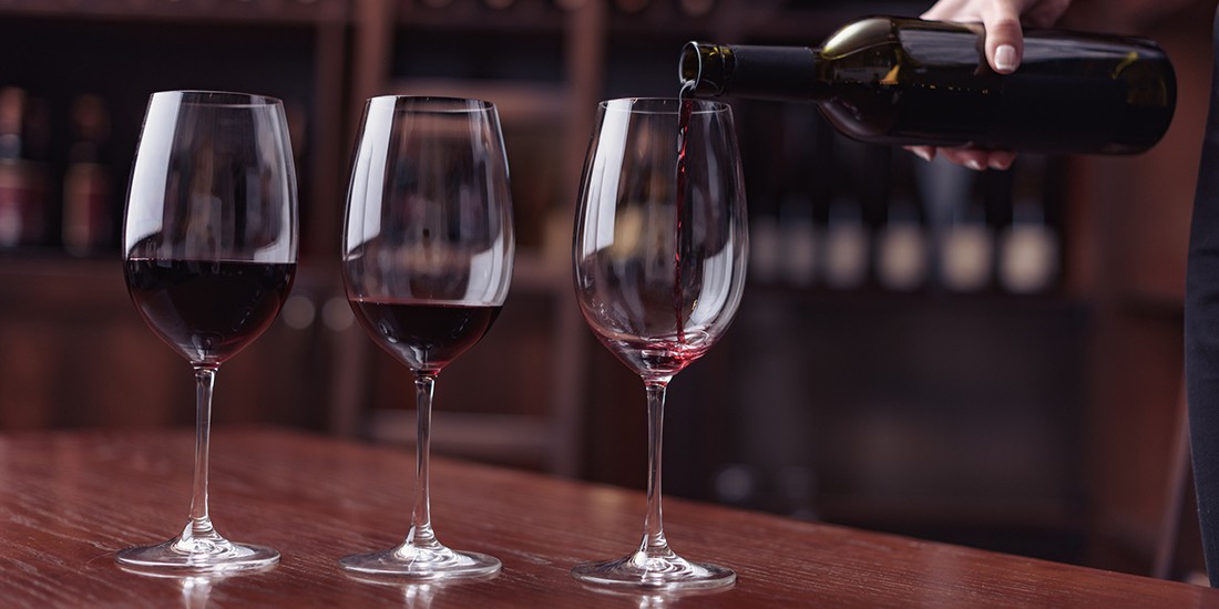 Ce vinuri bei toamna asta? Somelier: „Asocierea lor se face strict din punct de vedere culinar sau în funcție de prietenii pe care îi avem la masă”