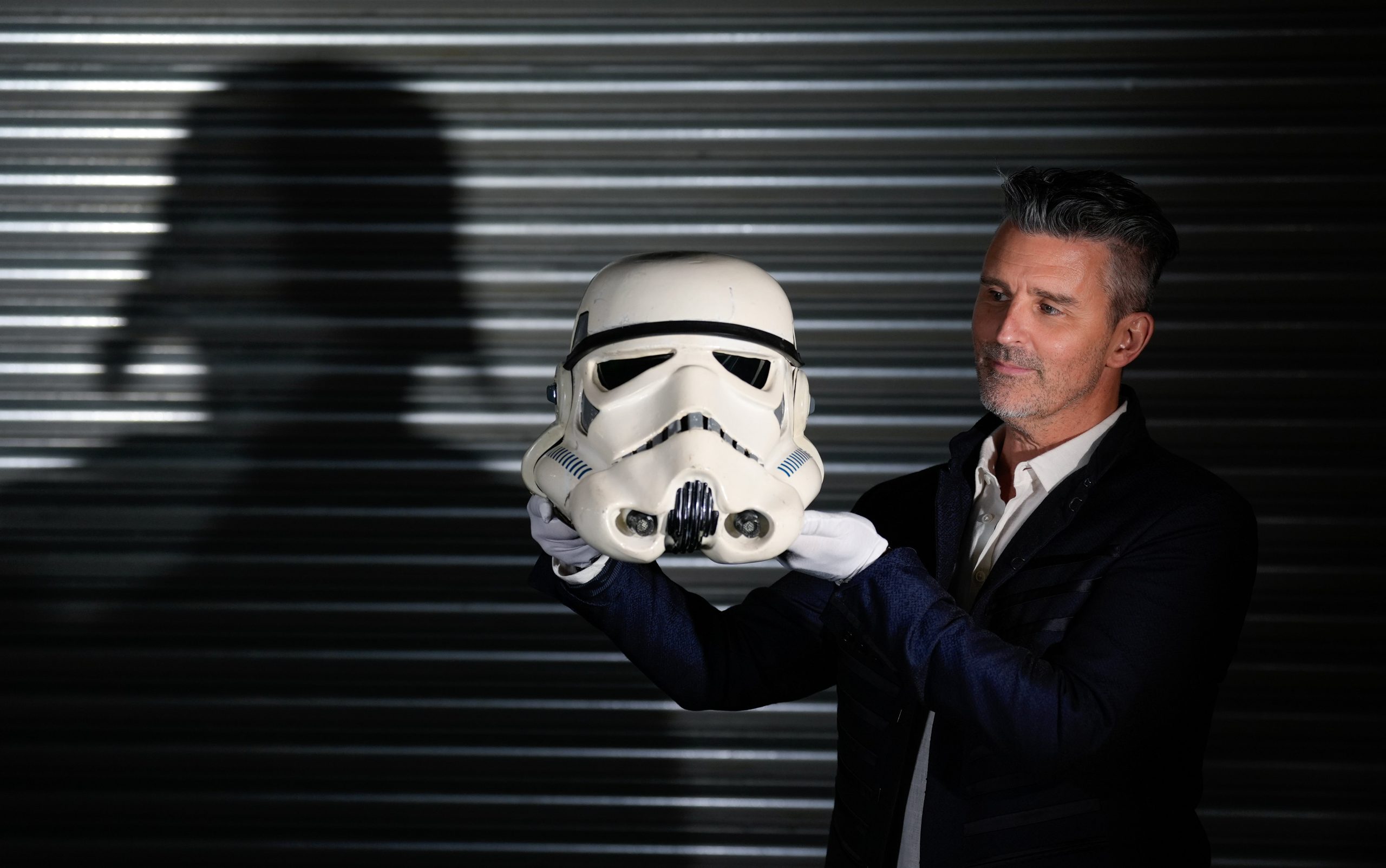 Casca Stormtrooper din Star Wars se vinde cu 500.000 de lire sterline. Ce alte obiecte valoroase sunt scoase la licitație