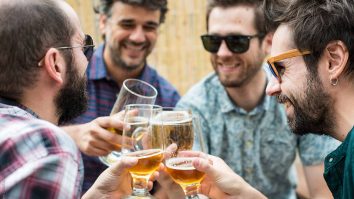 Consumul de alcool a crescut de 6 ori mai mult în ultimii 15 ani. Cât de multe băuturi alcoolice consumă românii