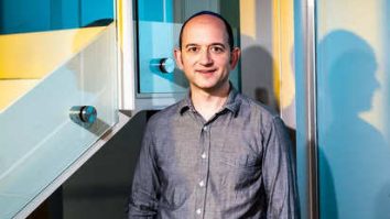 Google cheltuie 2,7 miliarde de dolari ca să-l aducă înapoi pe Noam Shazeer. Expertul în Inteligență Artificială a fondat Character.AI