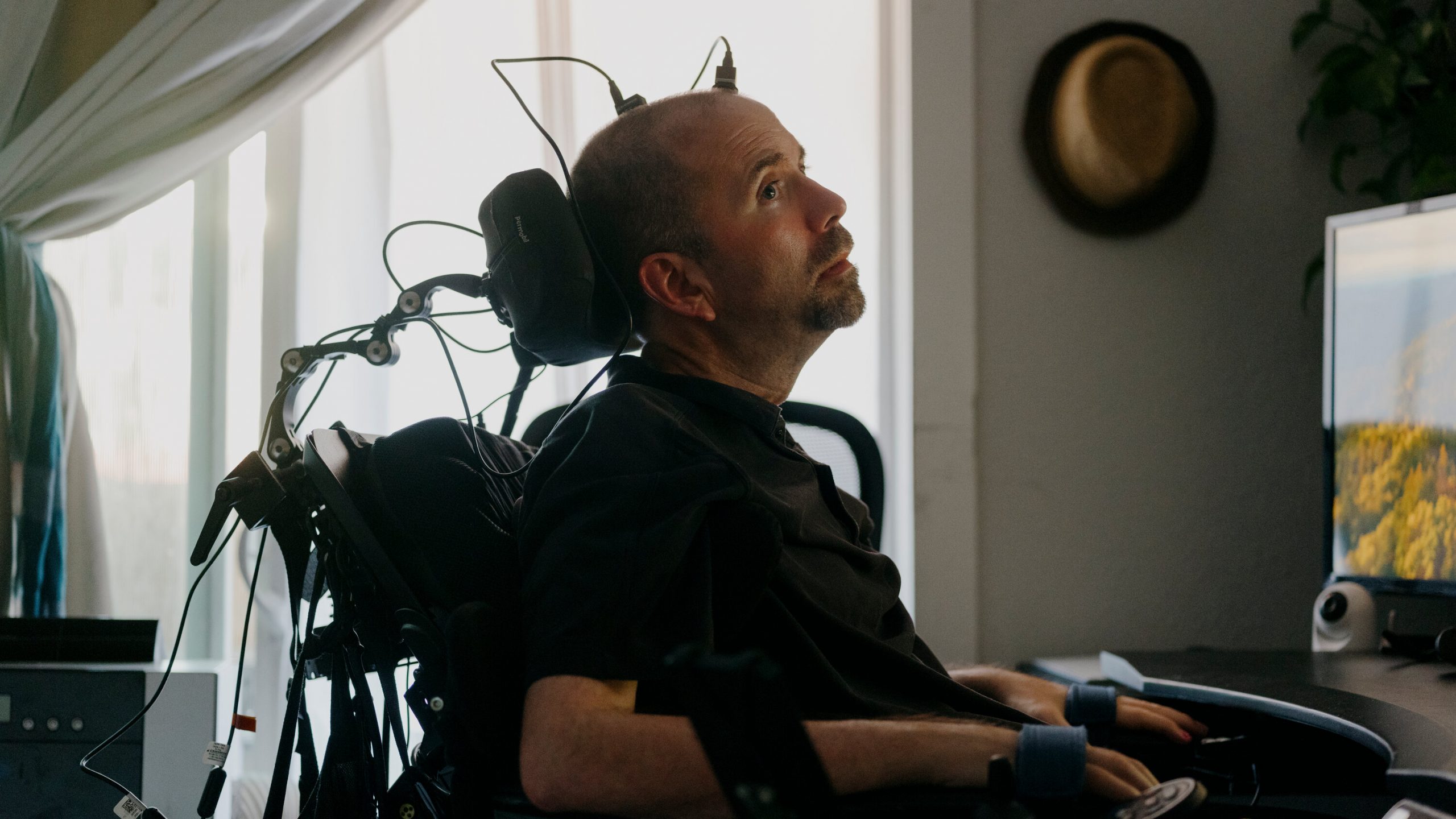 Neuralink continuă să surprindă. Un pacient care a suferit o leziune cerebrală severă a putut să vorbească din nou după implant