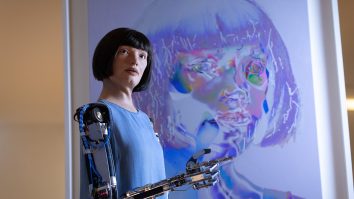 Ai-Da este primul robot artist care provoacă lumea artei contemporane. Ar putea A.I. să înlocuiască artistul uman?