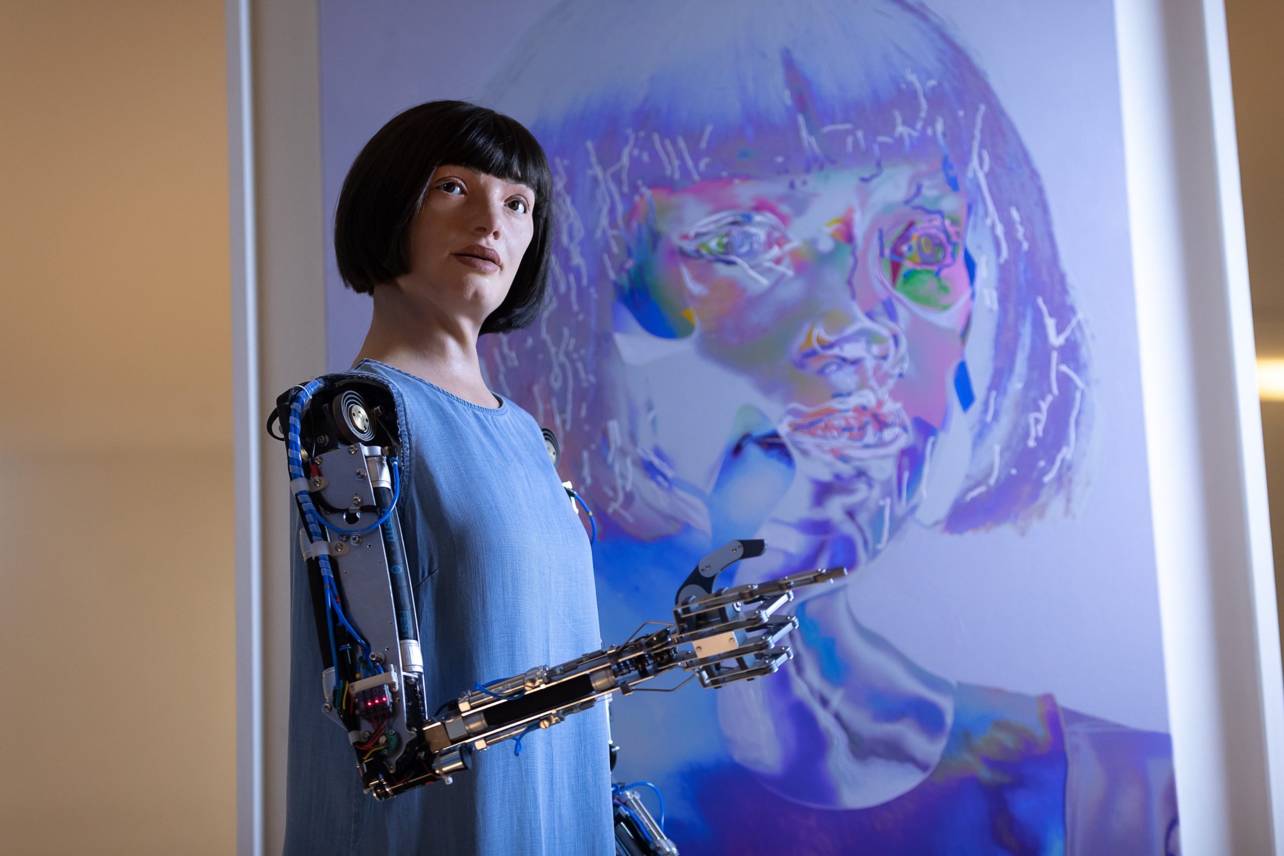 Ai-Da este primul robot artist care provoacă lumea artei contemporane. Ar putea A.I. să înlocuiască artistul uman?