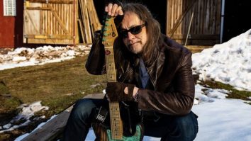Fostul chitarist al lui Ozzy Osbourne, Jake E Lee, a fost împușcat de mai multe ori în timp ce își plimba câinele