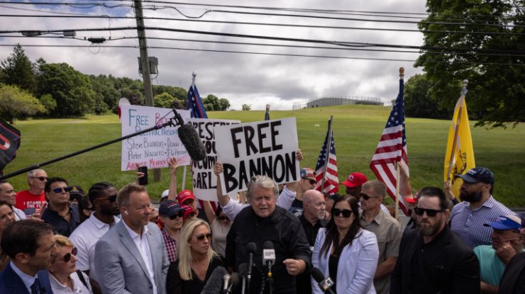 Steve Bannon a fost eliberat din închisoare cu o săptămâna înainte de alegerile din SUA. Bannon a fost director de campanie al lui Donald Trump în 2016