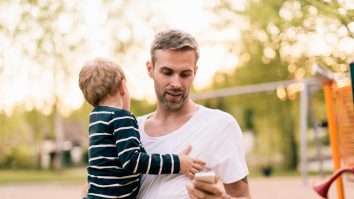 STUDIU. Utilizarea excesivă a telefonului de către părinți afectează dezvoltarea emoțională a copiilor