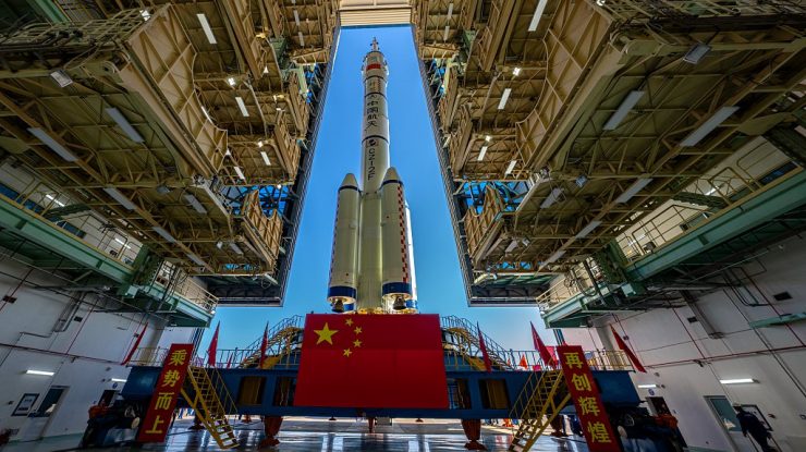 China își lansează cel mai tânăr echipaj de „taikonauți”. Misiunea Shenzhou 19 marchează o nouă cursă spațială pentru resursele Lunii