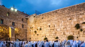 Israelul luptă pe mai multe fronturi, chiar dacă sărbătorește Ziua Ispășirii Evreiești. Peste 100 de rachete au fost lansate din Liban