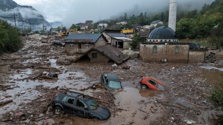 Mobilizare internațională de echipaje de salvare în Bosnia, după inundațiile catastrofale. Cel puțin 18 persoane au murit și zeci sunt rănite