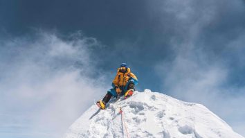 Un adolescent a doborât recordul mondial pentru cel mai tânăr alpinist care a escaladat cele mai înalte 14 vârfuri de pe Pământ