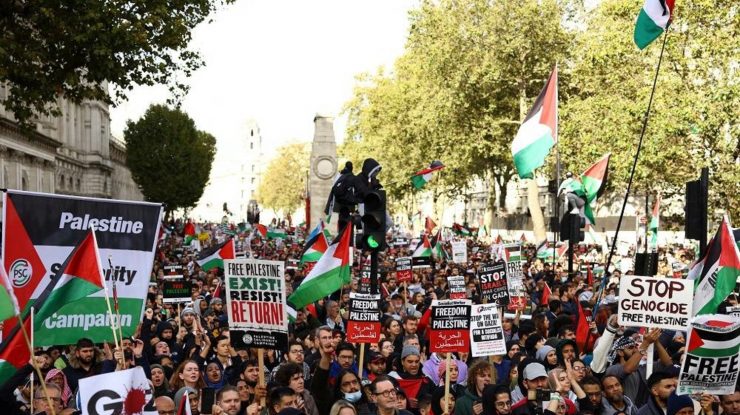 Zeci de mii de persoane se alătură protestului pro-palestinian din Londra