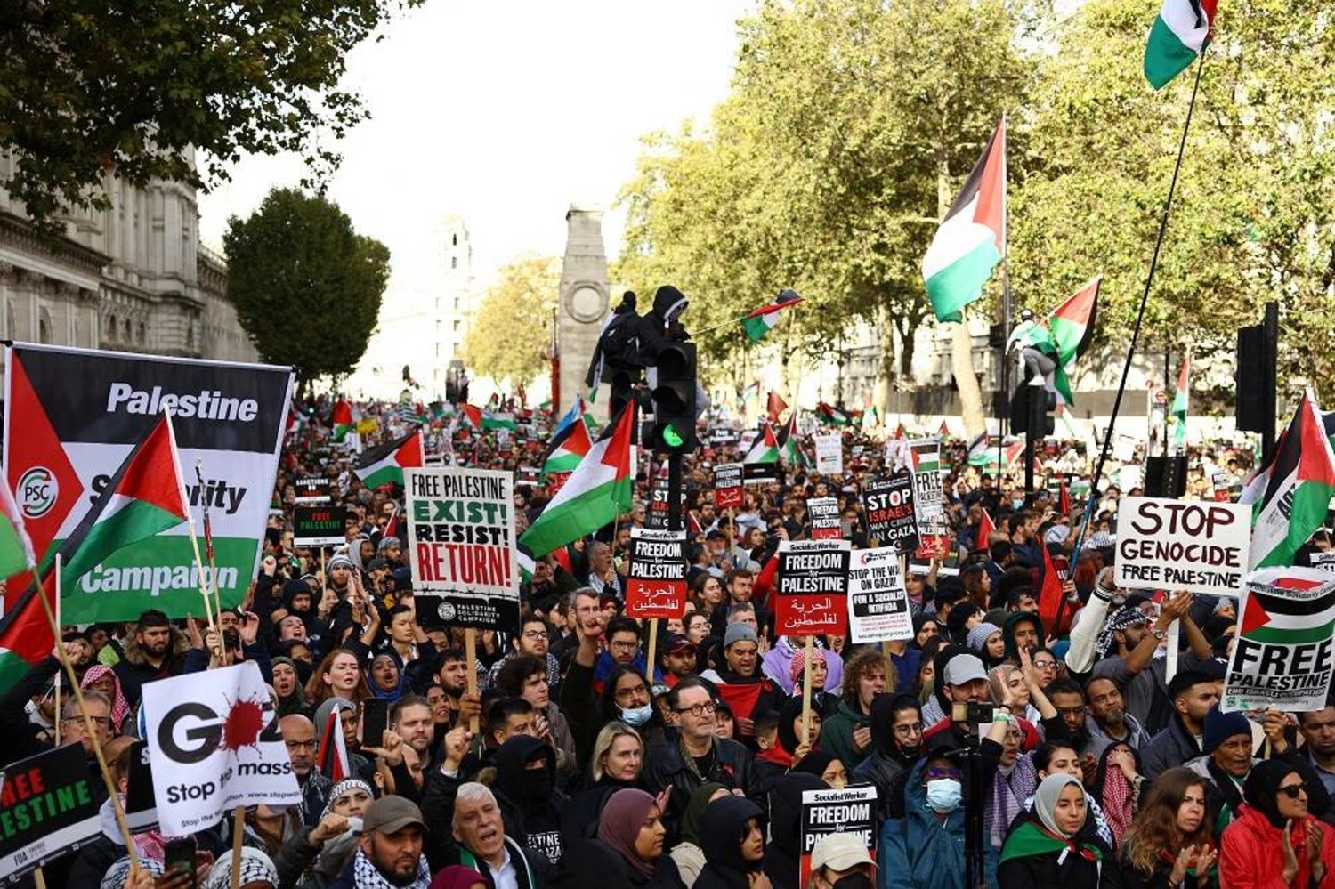 Zeci de mii de persoane se alătură protestului pro-palestinian din Londra