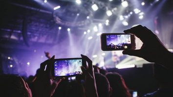 Ce se întâmplă în Berghain, rămâne în Berghain. În cluburile techno din oraș primești autocolant pentru a acoperi camera telefonului