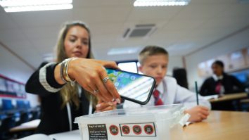 Telefonul, ca țigara. OMS vrea ca guvernele să identifice spații unde utilizarea device-urilor să fie interzisă