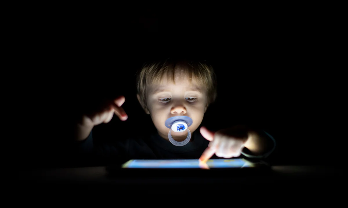 STUDIU. Copiii europeni petrec prea mult timp în fața telefonului. Care sunt sfaturile specialiștilor în parenting