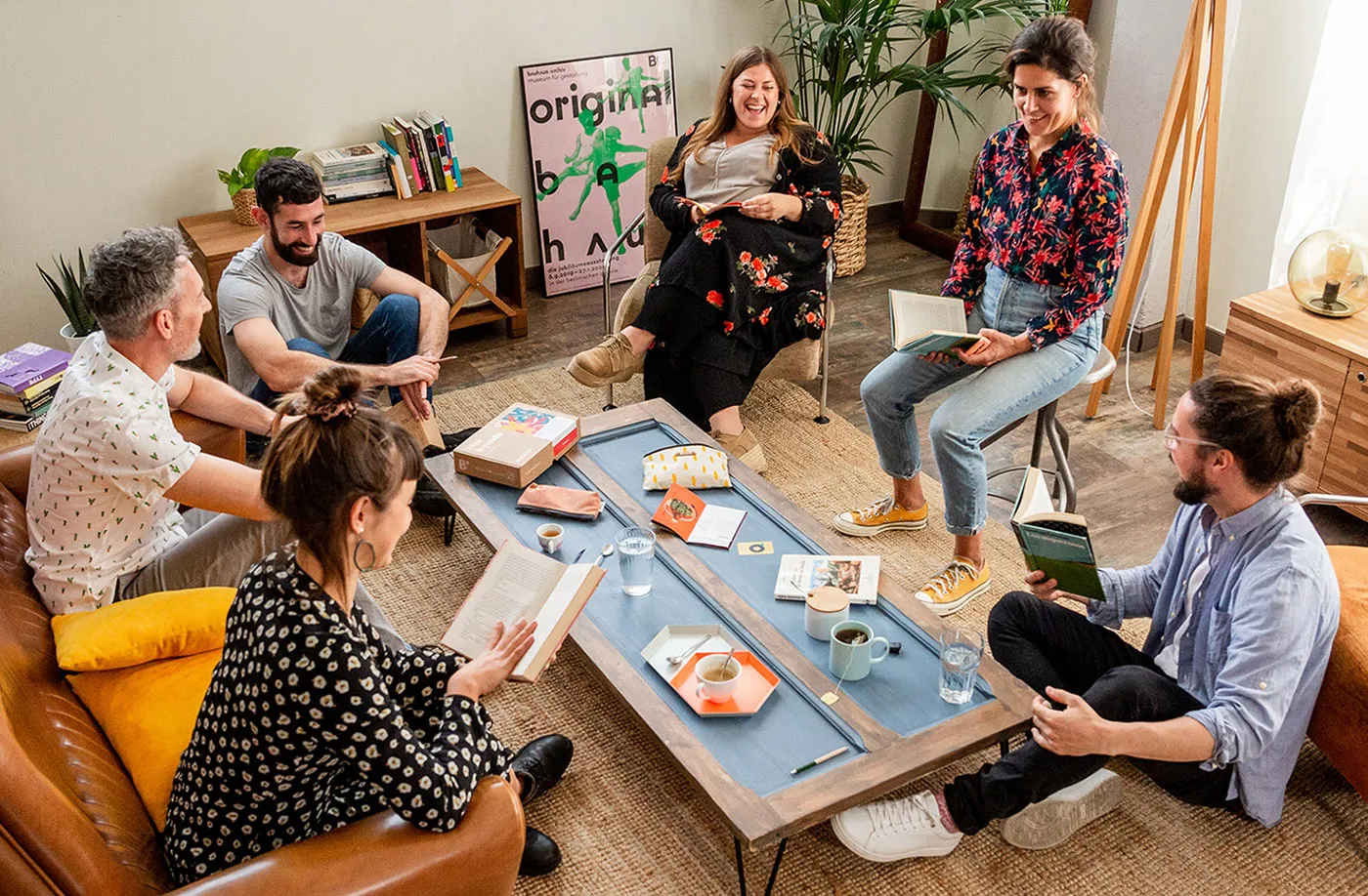 Revoluția tăcută a cărților. Cluburile de lectură sunt noile „cluburi de noapte” pentru Generația Z din România