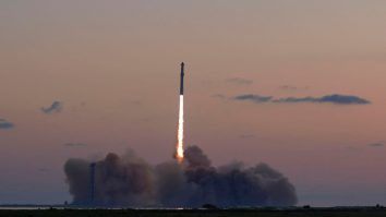 SpaceX reușește o aterizare inovatoare a rachetei Starship, marcând progrese semnificative în explorarea spațială