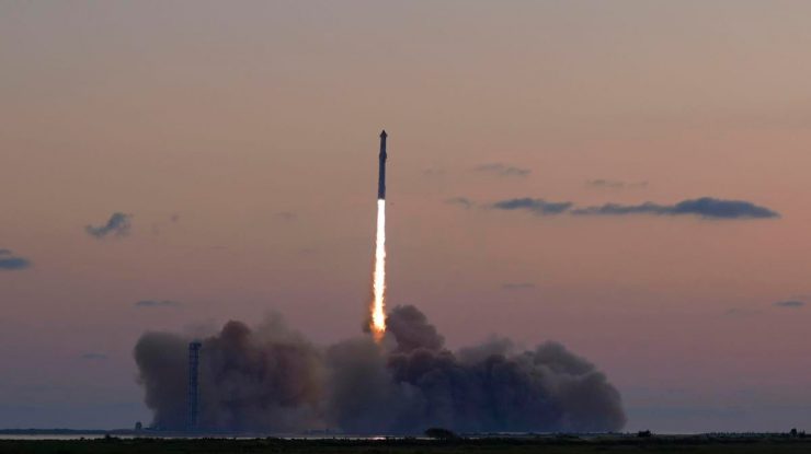 SpaceX reușește o aterizare inovatoare a rachetei Starship, marcând progrese semnificative în explorarea spațială