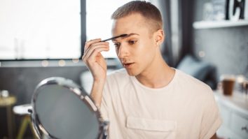 72% dintre consumatorii americani de sex masculin folosesc acum machiajul ca parte a rutinei lor de îngrijire