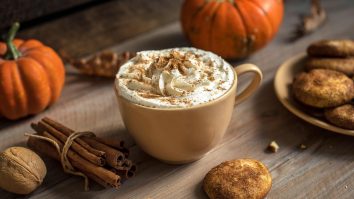 Pumpkin Spice Latte a devenit o obsesie de toamnă. Cum prepari băutura și ce ingrediente conține