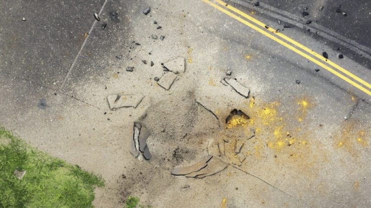 O bombă americană din al Doilea Război Mondial a explodat pe un aeroport japonez. Un crater mare s-a format pe o cale de rulare