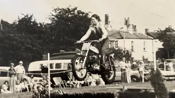 O femeie din Marea Britanie și-a primit scrisoarea de la job după 48 de ani. În 1976, aceasta voia să devină cascador pe motocicletă