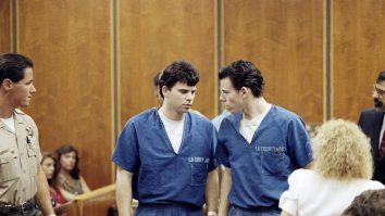 Sentințele fraților Menendez ar trebui reduse, spune procurorul. Erik și Lyle sunt eligibili pentru eliberare condiționată