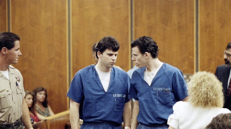 Sentințele fraților Menendez ar trebui reduse, spune procurorul. Erik și Lyle sunt eligibili pentru eliberare condiționată