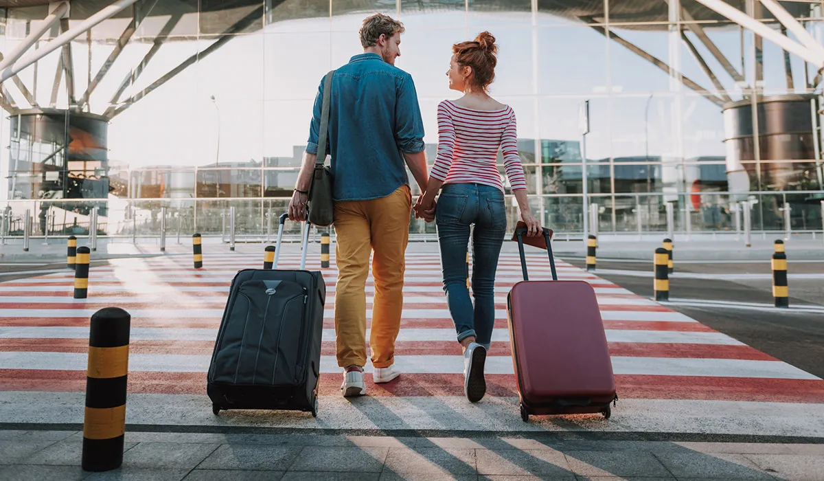 Tinerii români aleg Occidentul. Peste jumătate dintre românii sub 30 de ani vor să părăsească țara