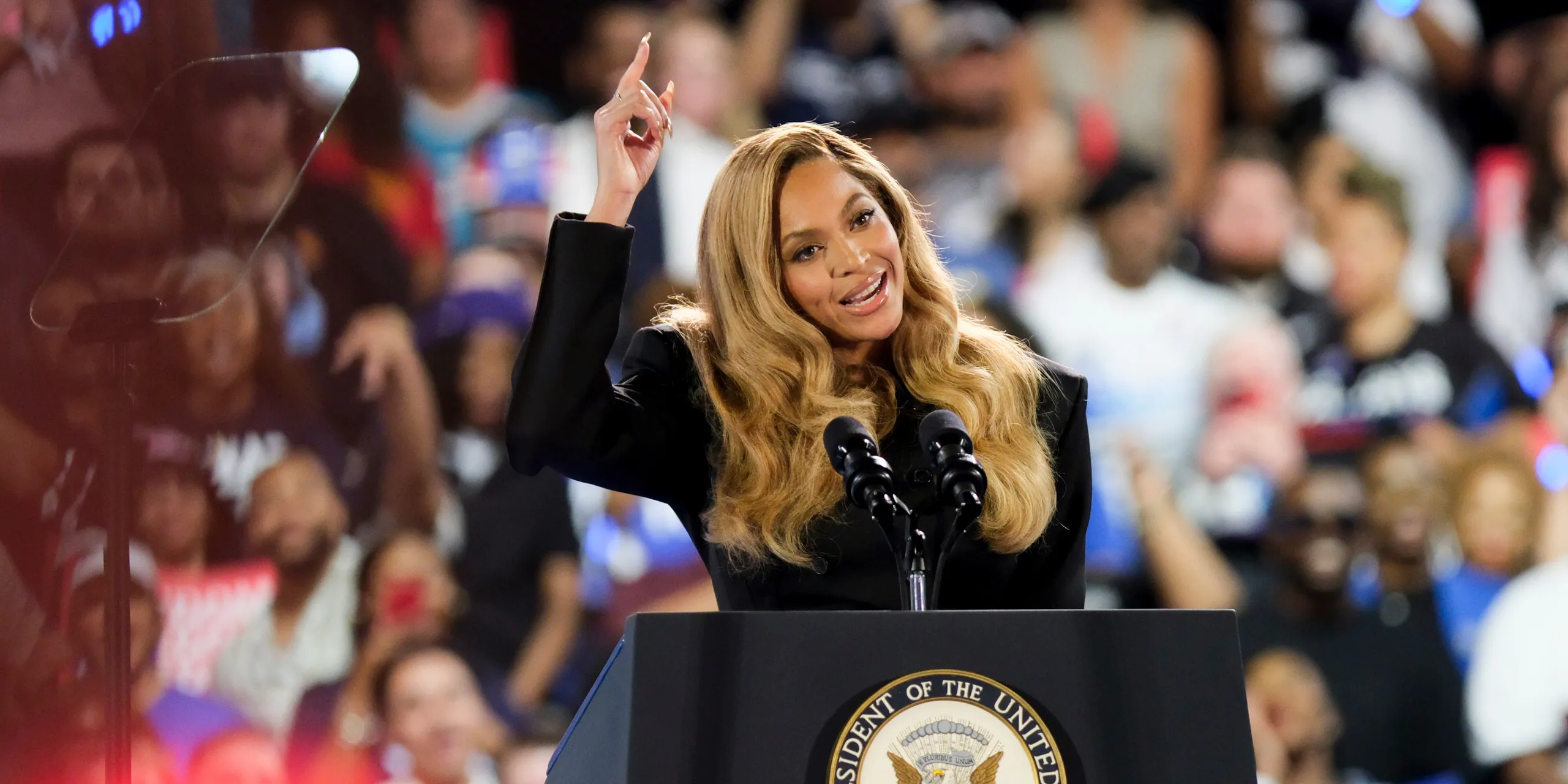 Beyoncé o susține oficial pe Kamala Harris la mitingul din Houston: „Trebuie să votăm și avem nevoie de voi”