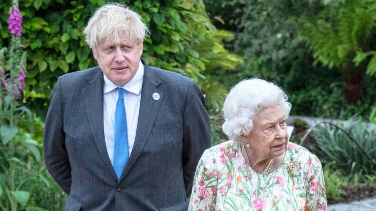 Boris Johnson susține în cartea sa de memorii că Regina Elisabeta a II-a a avut cancer osos