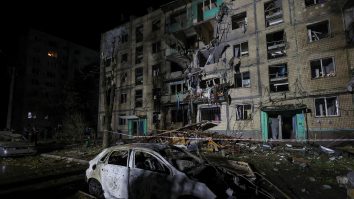 VIDEO. O bombă ghidată rusească a lovit o clădire din Harkov. Zece persoane sunt rănite