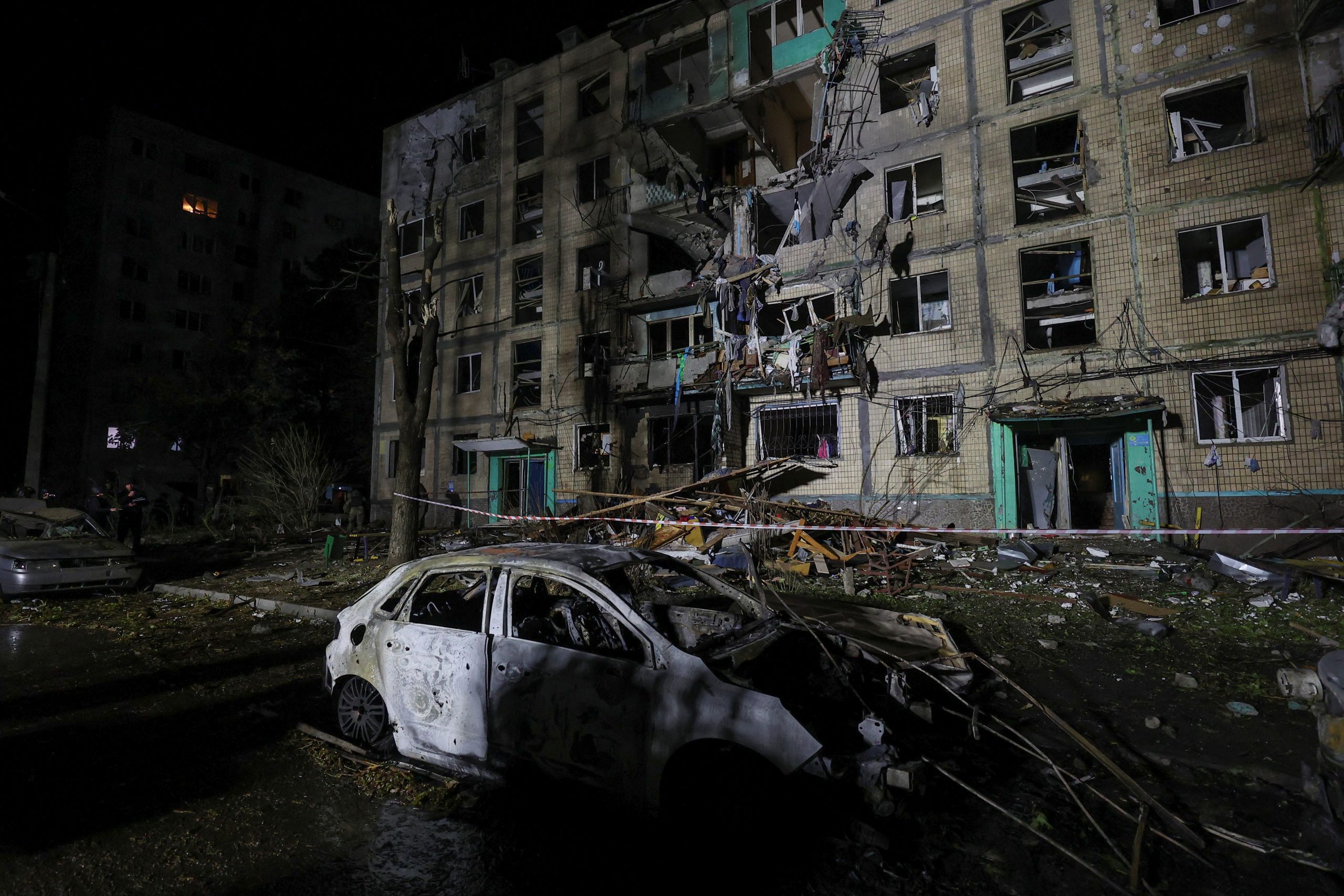 VIDEO. O bombă ghidată rusească a lovit o clădire din Harkov. Zece persoane sunt rănite