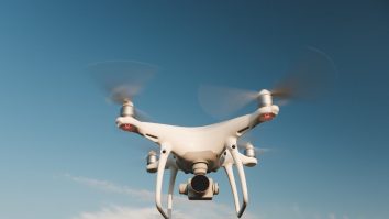 Marea Britanie va permite dronelor să inspecteze liniile electrice și turbinele eoliene