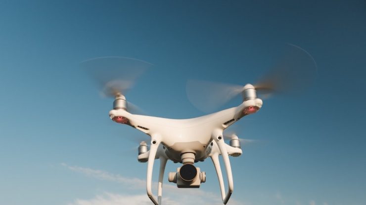 Marea Britanie va permite dronelor să inspecteze liniile electrice și turbinele eoliene