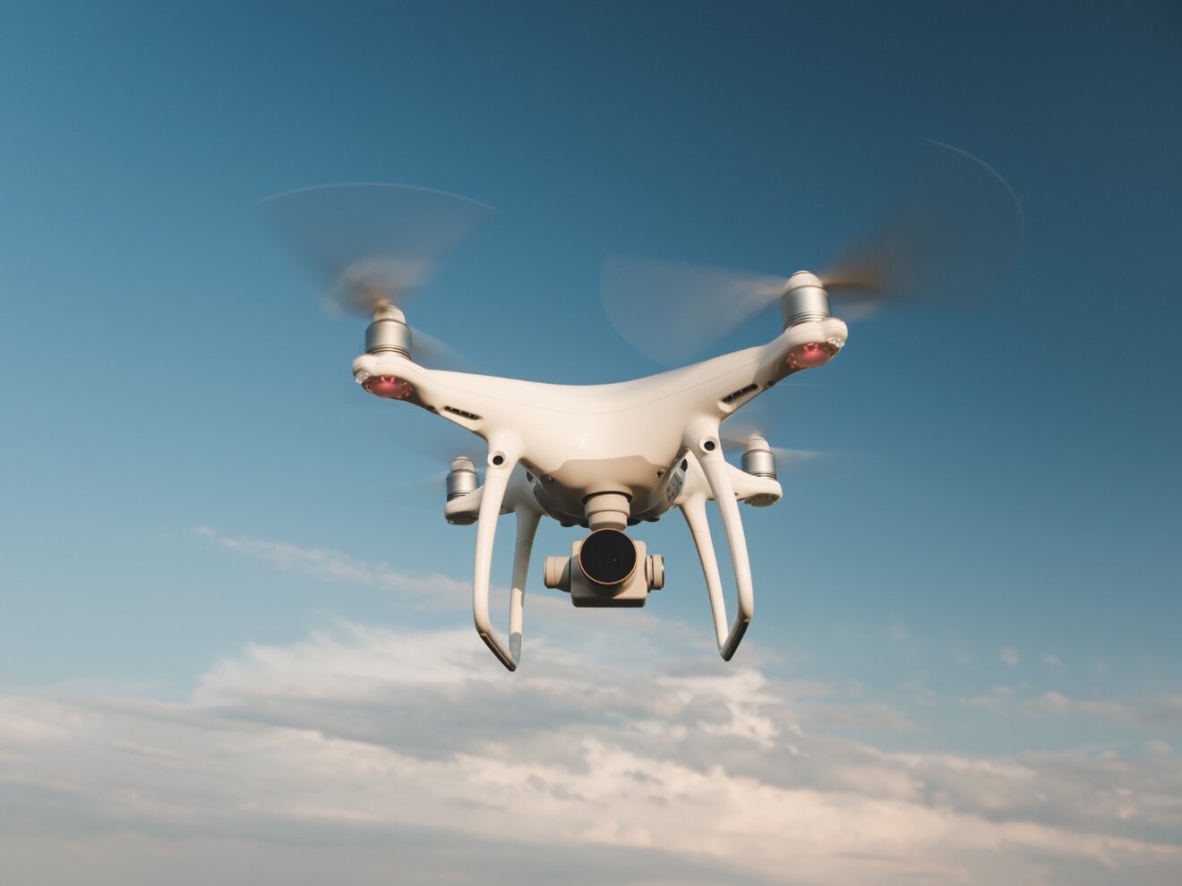 Marea Britanie va permite dronelor să inspecteze liniile electrice și turbinele eoliene