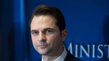 Sebastian Burduja depune plângere penală după ce titlul cărții sale a fost folosit împotriva PNL de un site de „știri false”