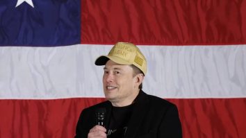 Elon Musk cere votul „în persoană, cu act de identitate”, dar acțiunile sale îl contrazic. Ce conspirații promovează miliardarul