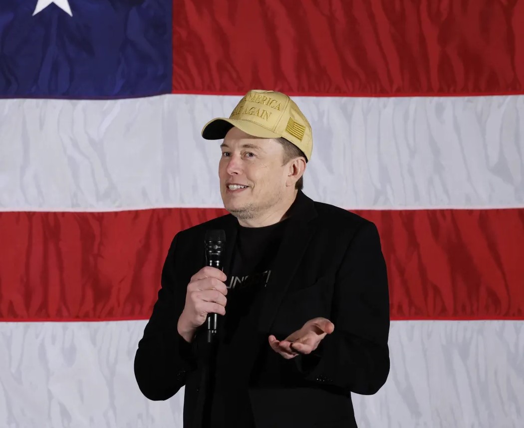 Elon Musk cere votul „în persoană, cu act de identitate”, dar acțiunile sale îl contrazic. Ce conspirații promovează miliardarul