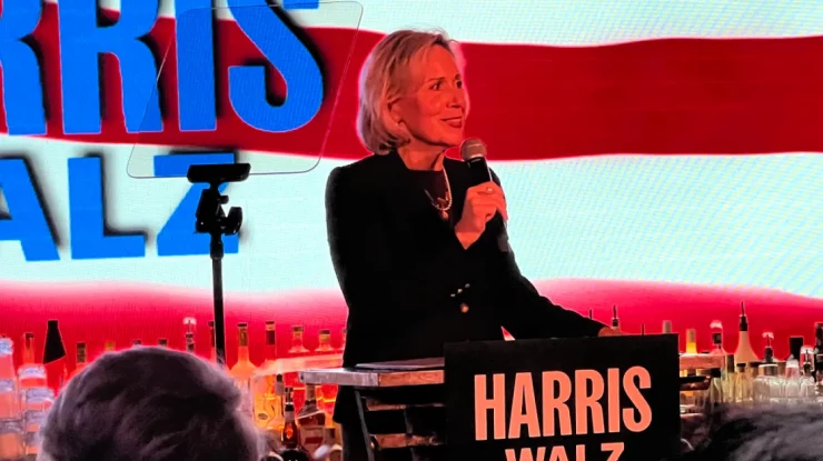 Soția lui Tim Walz, Gwen, se oprește în campanie la The Abbey din West Hollywood. Seara de la barul LGBTQ a strâns mai mult de 100.000 de dolari