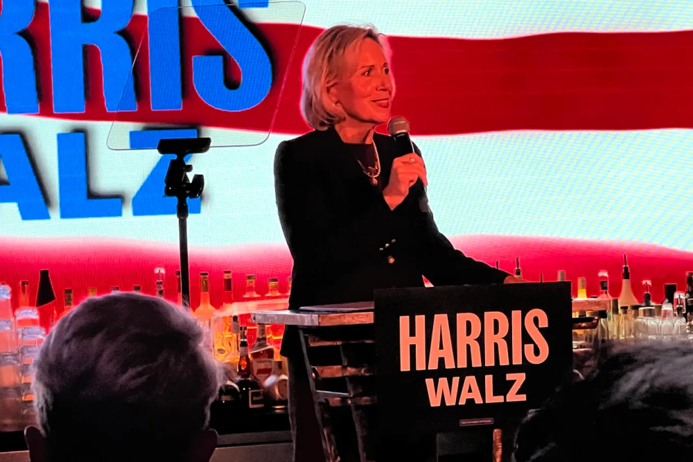 Soția lui Tim Walz, Gwen, se oprește în campanie la The Abbey din West Hollywood. Seara de la barul LGBTQ a strâns mai mult de 100.000 de dolari