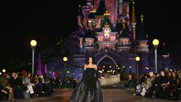 FOTO. Kylie Jenner a debutat pe podium pentru a închide show-ul Coperni la Paris Fashion Week. Evenimentul a avut loc la Disneyland