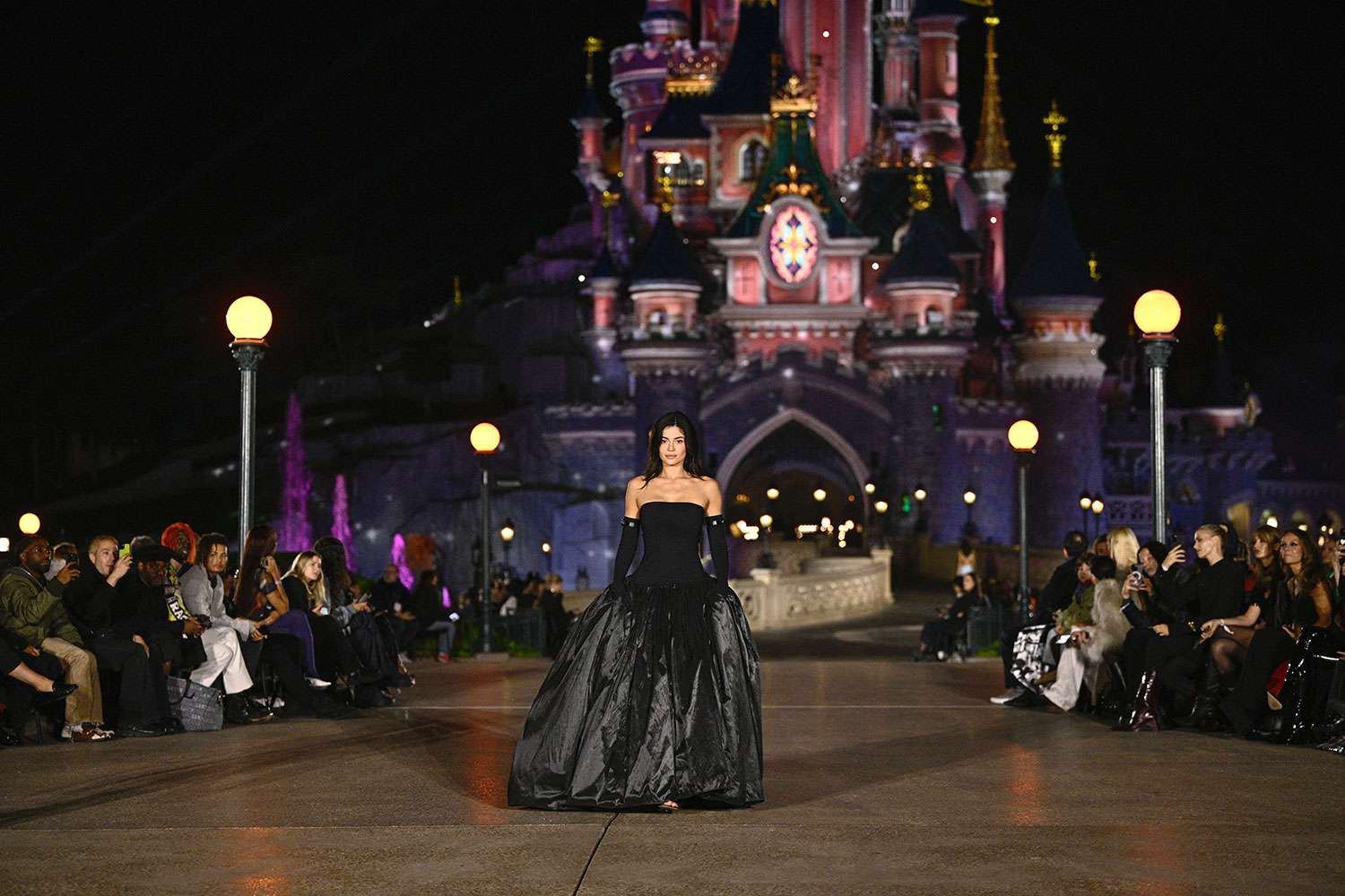 FOTO. Kylie Jenner a debutat pe podium pentru a închide show-ul Coperni la Paris Fashion Week. Evenimentul a avut loc la Disneyland