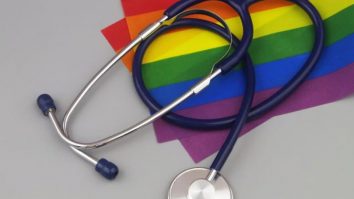 „Terapia de conversie” crește riscul de boli mintale în rândul comunității LGBTQ+