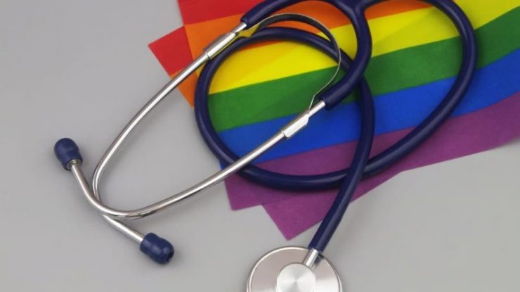 „Terapia de conversie” crește riscul de boli mintale în rândul comunității LGBTQ+