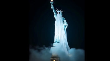VIDEO. Statuia Libertății din New York „s-a transformat” în fantomă de Halloween, într-un videoclip viral generat de A.I.