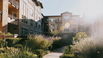 FOTO. Bătrânețea, mai luxoasă ca oricând: Baby boomerii bogați se mută în campusuri de lux din Silicon Valley, situate în apropiere de universități, care asigură îngrijire pe viață. Care sunt prețurile
