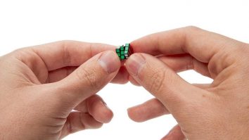 Cel mai mic cub Rubik din lume are nevoie de o pensetă pentru a fi rezolvat. Fiecare față  măsoară aproximativ cinci milimetri